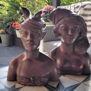 Bustos balineses de pareja en madera noble tallada a mano. Nativo