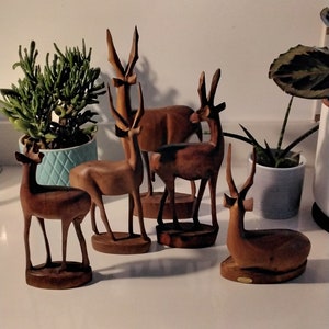 Antilopengruppe handgeschnitzt in Kenia, Sammlung handgeschnitzt 1960er Jahre. Set von fünf, Mid Century Modern Interior Sammlerstücken.