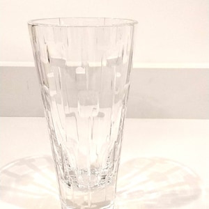 Hochwertige modernistische Vase, handgeschliffenes Vollbleikristall, Löwen-Stempel hinten, Doulton Kristall 20 cm