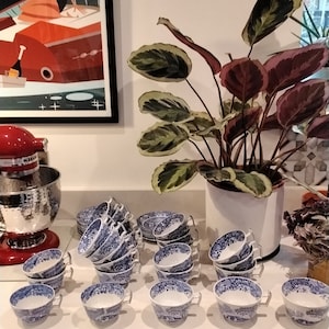 Xícaras de chá e pires italianos Spode Copeland Blue ao longo dos tempos. Vendidos individualmente. Cinco tamanhos, selecione no menu. Veja a descrição para tamanhos.
