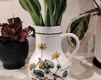 Villeroy et Boch, design Botanica. Pichet en porcelaine Vitro de 20 cm de haut.