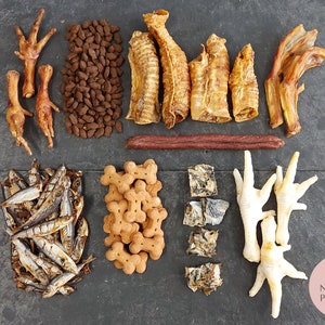 Caja de premios naturales para el cuidado de las articulaciones para perros: espadines, patas y cuellos de pollo, tráquea y salmón
