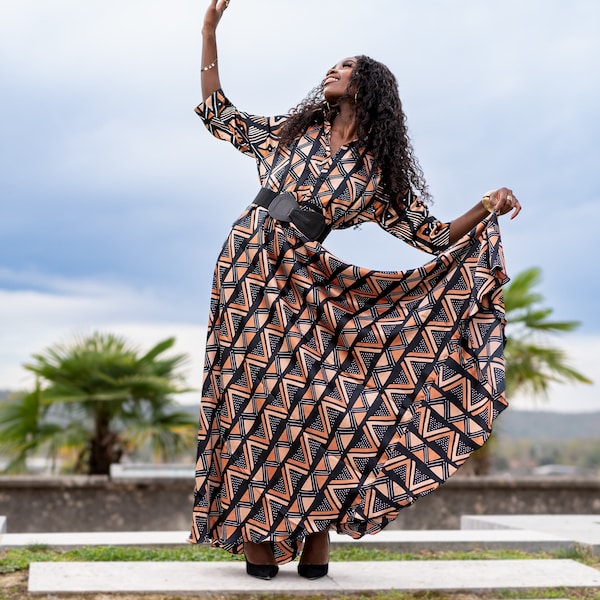 Maxi robe longue en soie satin bogolan-Bohemian Chic-Printed V-Neck Wrap Maxi Dress with Black Lines and Ethnic Print - Satin Silk
