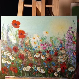 Ucrania arte Artista ucranianoFlores silvestres amapolas margaritas acianos rosas pintadas al óleo sobre lienzo sobre cartón tamaño 25 × 30 cm.