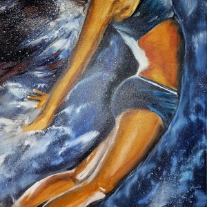 Puede incluir: Una pintura de una mujer con un traje de ba&ntilde;o azul y blanco, zambull&eacute;ndose en un fondo de agua azul y blanco.
