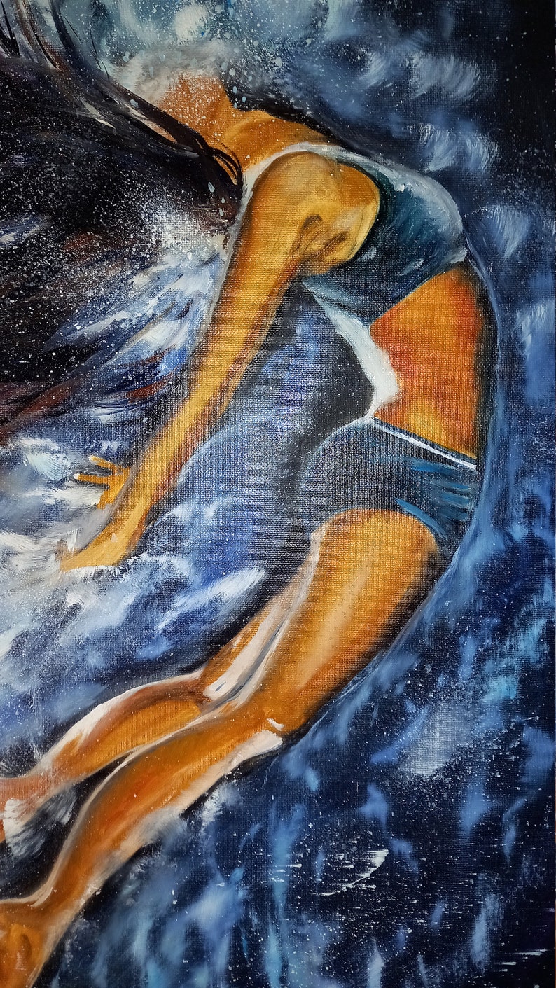 Puede incluir: Una pintura de una mujer con un traje de ba&ntilde;o azul y blanco, zambull&eacute;ndose en un fondo de agua azul y blanco.