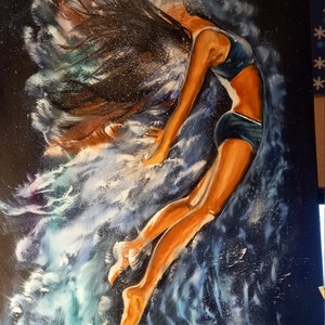 Puede incluir: Una pintura de una mujer con el pelo largo y oscuro, vestida con un traje de ba&ntilde;o azul, saltando a trav&eacute;s de una ola de agua. El fondo es azul oscuro con remolinos blancos y azules.