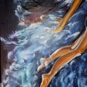 Puede incluir: Una pintura de una mujer con el pelo largo y oscuro, vestida con un vestido blanco, con las piernas y los pies emergiendo de un mar azul y blanco que gira.