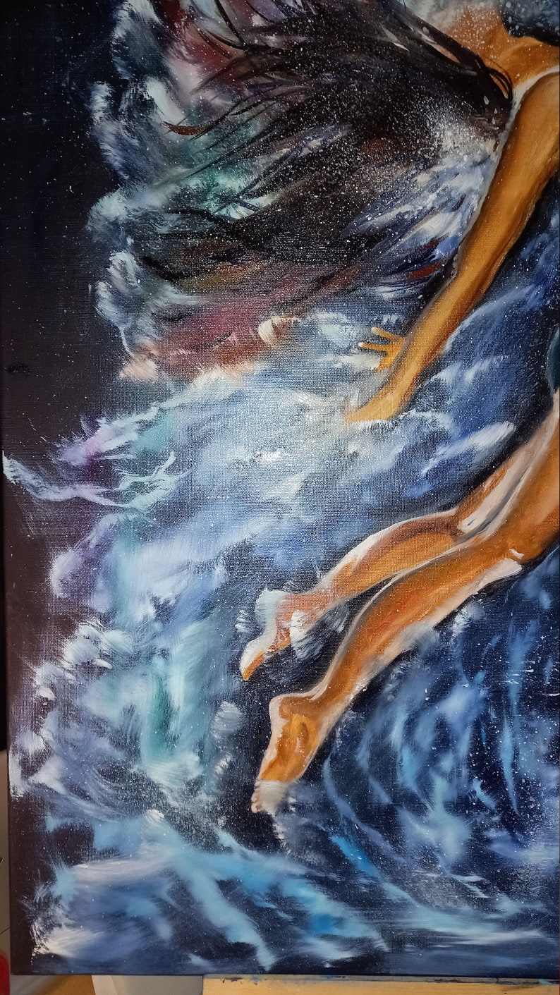 Puede incluir: Una pintura de una mujer con el pelo largo y oscuro, vestida con un vestido blanco, con las piernas y los pies emergiendo de un mar azul y blanco que gira.