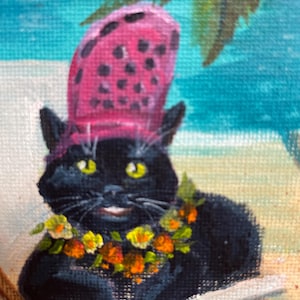 Könnte beinhalten: Ein Gemälde einer schwarzen Katze mit gelben Augen, die einen rosa, gepunkteten Clog als Hut auf dem Kopf und eine bunte Blumenkette um den Hals trägt. Die Katze ist vor einer tropischen Strandkulisse mit blauem Wasser und Palmen dargestellt.