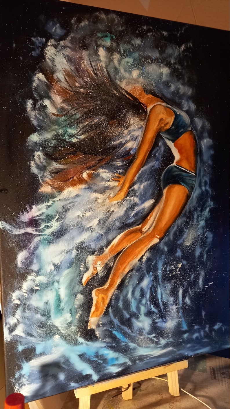 Puede incluir: Una pintura de una persona saltando a una ola de agua. La persona lleva un traje de ba&ntilde;o azul y tiene el pelo largo y casta&ntilde;o. El agua es de un azul profundo con espuma blanca.