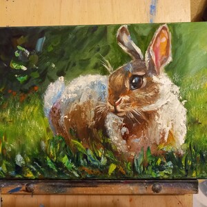 Lapin de Pâques fait un panier de cartes de vœux pour la décoration de la maison de Pâques.