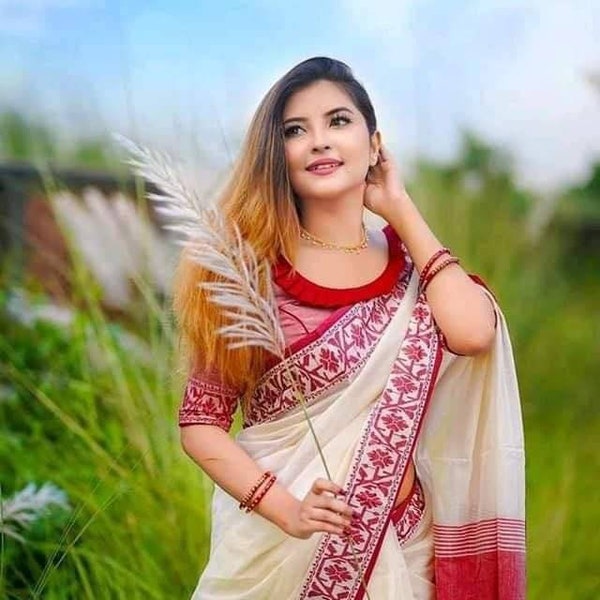 Sari en coton tissé à la main avec bordure Nokshi. Blanc avec une belle bordure rouge florale,Pièce de chemisier de course,Piko automnal fait,Fabriqué à Tangail, Bangladesh