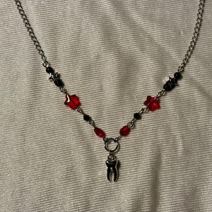 Naszyjnik Lovers Bite – gotycki naszyjnik z zawieszką w kształcie kłów, biżuteria w stylu wampirycznym, alternatywa dla biżuterii w stylu dark academia, prezent na walentynki w stylu gotyckim zdjęcie 3