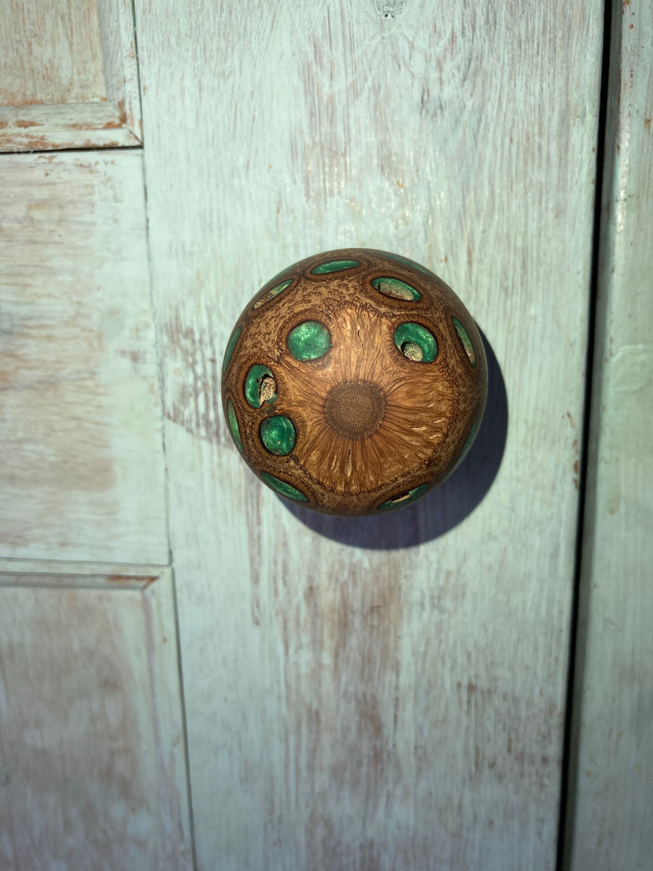 Wooden door knobs. Resin added to create colour. Hand made. Etsy.de