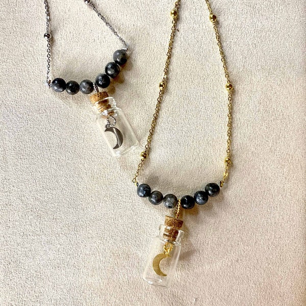 Collier long avec pendentif lune dans une fiole et perles noires en labradorite - pendentif original inspiration sorcière