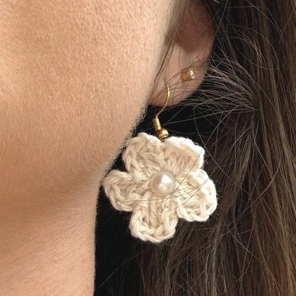 Boucles d'oreilles pendantes avec fleurs en crochet blanches et centre en perle naturelle - boucles bohèmes originales pour l'été/mer/plage