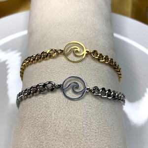 Elegant curb chain bracelet with wave medal - gold or silver chain with openwork wave pendant for men and women, travel/ocean/sea theme