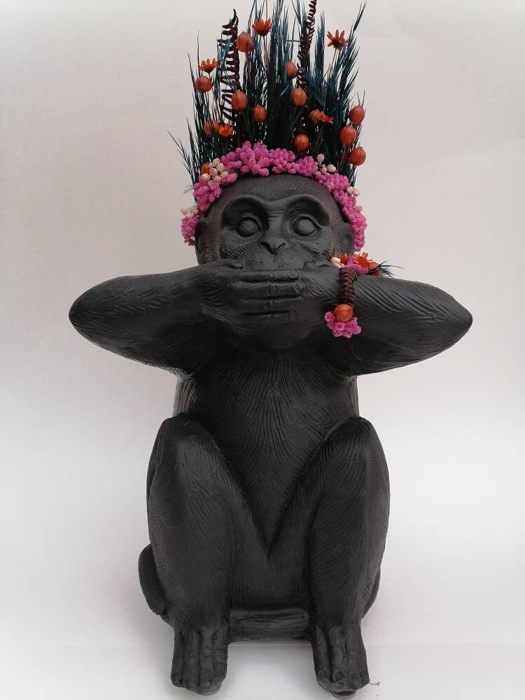 Composition de Fleurs Séchées sur Singe en Résine Noire
