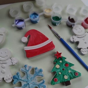 Craft set for children and adults. Plaster figures to paint. Paint, brushes, figures.