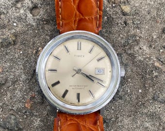 希少1973年製 TIMEX 手巻き 腕時計 タイメックス ビンテージ ネイビー ヴィンテージ 1975 Timex 自動巻き 防水 日付 メンズ腕時計、18 mm