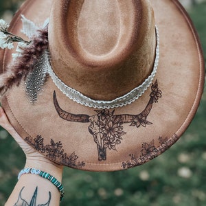 Longhorn-Kuh-Blumenschädel-handgebrannter benutzerdefinierter Fedora-Hut mit breiter Krempe | Hellbraun, Blumen, Country, Konzert, Cowgirl, Lainey Eisen, Feder, Boho