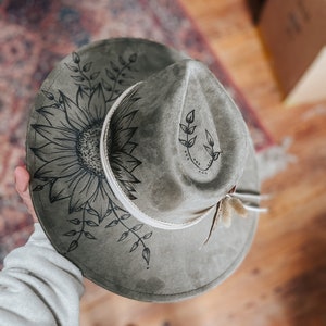 Sombrero fedora de ala ancha verde oliva quemado a mano / Floral, flor, vegetación, vaquera, vaquero, tarjeta, Lainey Wilson, western, boho, hippie