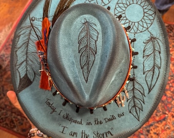 Türkis-orangefarbener Fedora-Hut mit breiter Krempe und Traumfänger-Motiv | Lainey Wilson, Türkis, Western, Cowgirl, Cowboy, Konzert, Country, Hippie, Boho