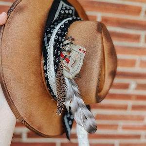 Handgebrannter Fedora mit breiter Krempe | Western, Cowgirl, Lainey Zement, Boho, Hippie, Sonnenblume, Blumen, Streichhölzer, Spielkarte, Feder, Derby