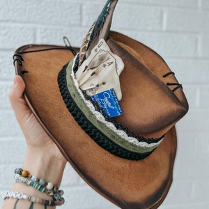 Benutzerdefinierte Western Cowgirl-Hut | Laineywänson, Country, Konzert, Hellbraun, Braun, Karten, Musik, Federn, Verbrannt, Spitze, Boho, Grunge, Hippie
