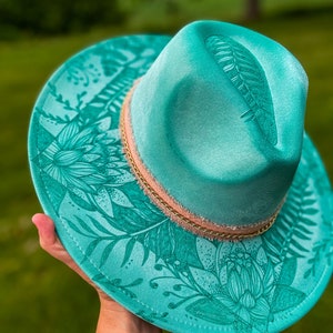 Aangepaste mint-platte fedora-hoed met brede rand | Lotus Floral Summer Bright Concert Festival Lainey Wilson Teal Turquoise Burned Design