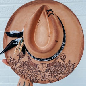 Benutzerdefinierte Stierschädel und Chrysantheme Fedora Hut mit breiter Krempe | tan kamel vintage rustikale rustikale rustikale rockige rockige rustikale Bande rustikale schwarze Western