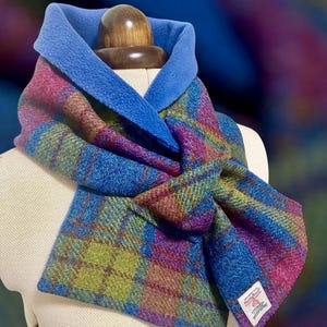 Cache-cou en tartan bleu marine, vert et rouge Harris Tweed, écharpe élégante doublée de polaire, tour de cou en pure laine écossaise