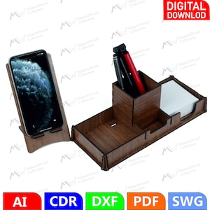 Peut inclure: Un organisateur de bureau en bois avec quatre compartiments. L'organisateur a un espace pour un téléphone, un porte-stylos, un bloc-notes et un petit plateau. L'organisateur est en bois brun avec un motif de grain de bois.