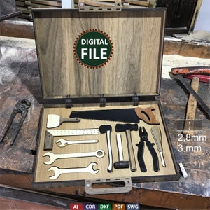 Pode incluir: Uma caixa de ferramentas de madeira com uma tampa articulada aberta, revelando um conjunto de 15 ferramentas de madeira em miniatura. As ferramentas incluem uma serra, um martelo, uma chave, uma chave de fenda e uma régua. A caixa de ferramentas é feita de madeira com uma mancha marrom. O texto "DIGITAL FILE" está impresso na tampa da caixa de ferramentas.