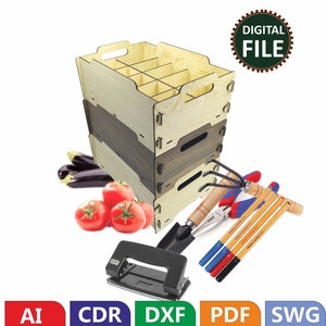 Op de afbeelding: Digitale bestandsdownload van een doe-het-zelf houten kist met 12 vakken. De kist is in twee lagen gestapeld en gemaakt van licht hout met donkerbruine accenten. De afbeelding bevat ook een verscheidenheid aan gereedschap, waaronder een handhark, een tang, een perforator en verschillende gekleurde stiften.