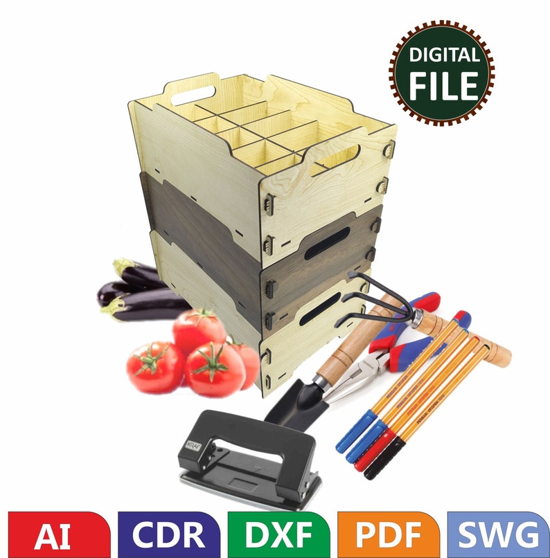 Op de afbeelding: Digitale bestandsdownload van een doe-het-zelf houten kist met 12 vakken. De kist is in twee lagen gestapeld en gemaakt van licht hout met donkerbruine accenten. De afbeelding bevat ook een verscheidenheid aan gereedschap, waaronder een handhark, een tang, een perforator en verschillende gekleurde stiften.