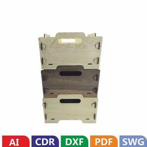 Op de afbeelding: Drie houten opbergdozen die op elkaar gestapeld zijn. De bovenste en onderste dozen zijn van licht hout met een natuurlijke afwerking. De middelste doos is van donkerder hout met een bruine vlek. Elke doos heeft een uitgesneden handvat aan de voorkant.