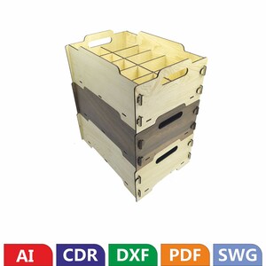 Op de afbeelding: Een houten opbergdoos met twee verdiepingen, met een lichte houtkleur en een donker accent. De doos heeft meerdere compartimenten om kleine items te organiseren.