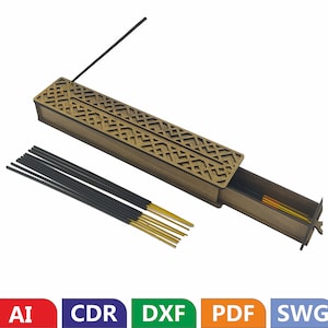 Könnte beinhalten: Ein Holz-Räucherstäbchenhalter mit einem dekorativen Ausschnittmuster. Der Halter hat eine Schublade, die herausgezogen werden kann, um ein Fach zum Aufbewahren von Räucherstäbchen zu enthüllen. Der Halter ist aus hellem braunem Holz gefertigt und hat eine goldene Oberfläche. Ein Bündel schwarzer Räucherstäbchen mit goldenen Spitzen ist im Lieferumfang enthalten.