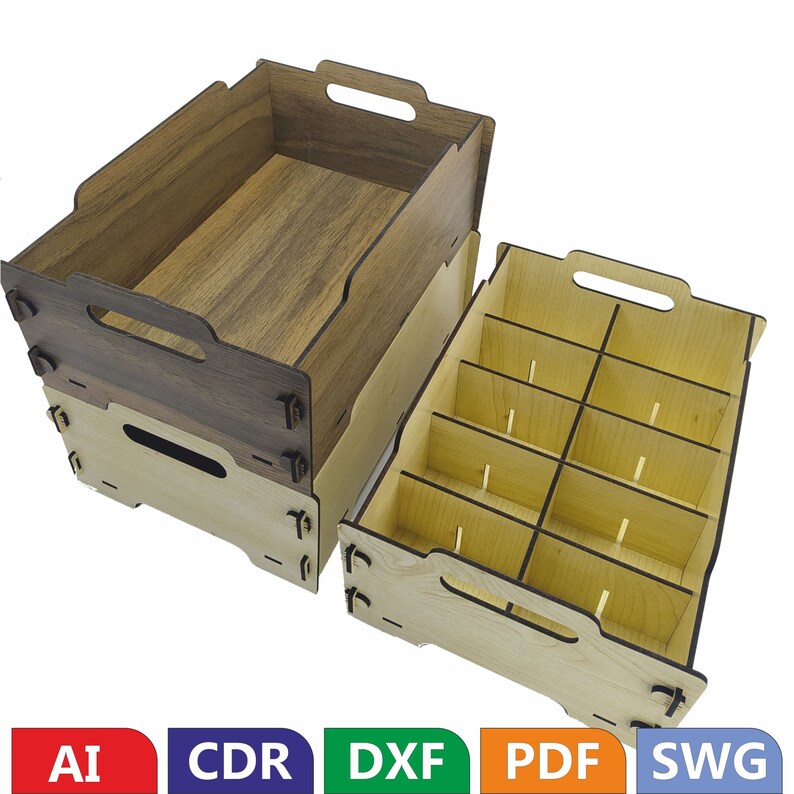 Op de afbeelding: Twee houten opbergdozen met deksels. De bovenste doos is bruin met een houtnerf afwerking en de onderste doos is van natuurlijk hout. De bovenste doos heeft een handvat aan de bovenkant en de onderste doos heeft een handvat aan de voorkant. De onderste doos heeft verdelers aan de binnenkant.