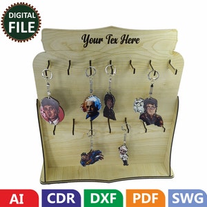 Op de afbeelding: Een houten sleutelhanger displaystandaard met een bord waarop "Your Tex Here" staat. De standaard heeft 7 sleuven voor sleutelhangers en is gemaakt van licht hout. De sleutelhangers zijn niet inbegrepen.