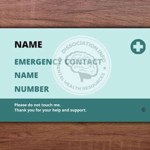 Op de afbeelding: Een lichtblauwe kaart met de woorden "NAME", "EMERGENCY CONTACT", "NAME" en "NUMBER" in het zwart gedrukt. Een witte hersenillustratie bevindt zich in een cirkel met de tekst "DISSOCIATION.INFO MENTAL HEALTH RESOURCES". Een wit plusteken bevindt zich in de rechterbovenhoek. De tekst "Please do not touch me. Thank you for your help and support." is in het wit gedrukt op een teal achtergrond.