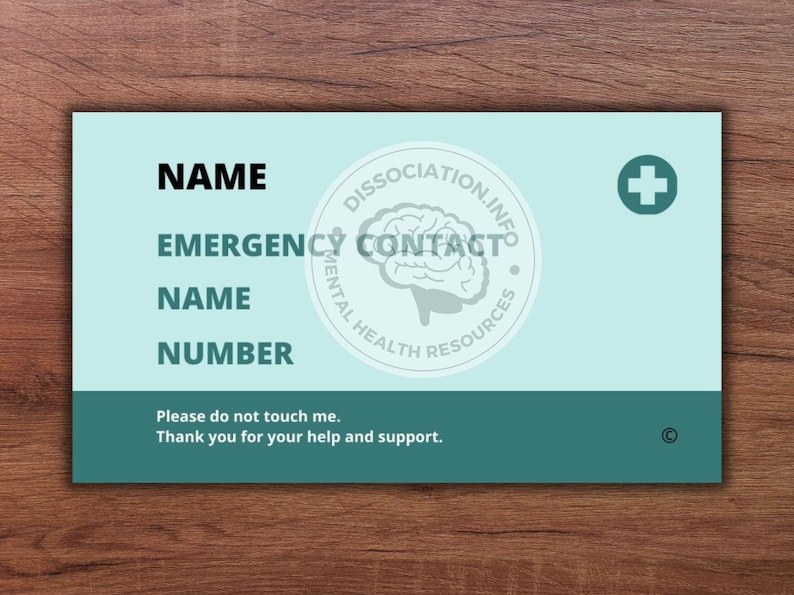 Op de afbeelding: Een lichtblauwe kaart met de woorden "NAME", "EMERGENCY CONTACT", "NAME" en "NUMBER" in het zwart gedrukt. Een witte hersenillustratie bevindt zich in een cirkel met de tekst "DISSOCIATION.INFO MENTAL HEALTH RESOURCES". Een wit plusteken bevindt zich in de rechterbovenhoek. De tekst "Please do not touch me. Thank you for your help and support." is in het wit gedrukt op een teal achtergrond.