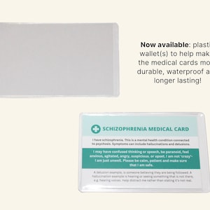 Op de afbeelding: Een plastic portemonnee ontworpen om medische kaarten te beschermen. De portemonnee is transparant en heeft een witte rand. De tekst "SCHIZOPHRENIA MEDICAL CARD" is in het groen gedrukt op de kaart in de portemonnee. De tekst op de kaart legt de symptomen van schizofrenie uit en geeft advies over hoe je iemand met deze aandoening kunt helpen.