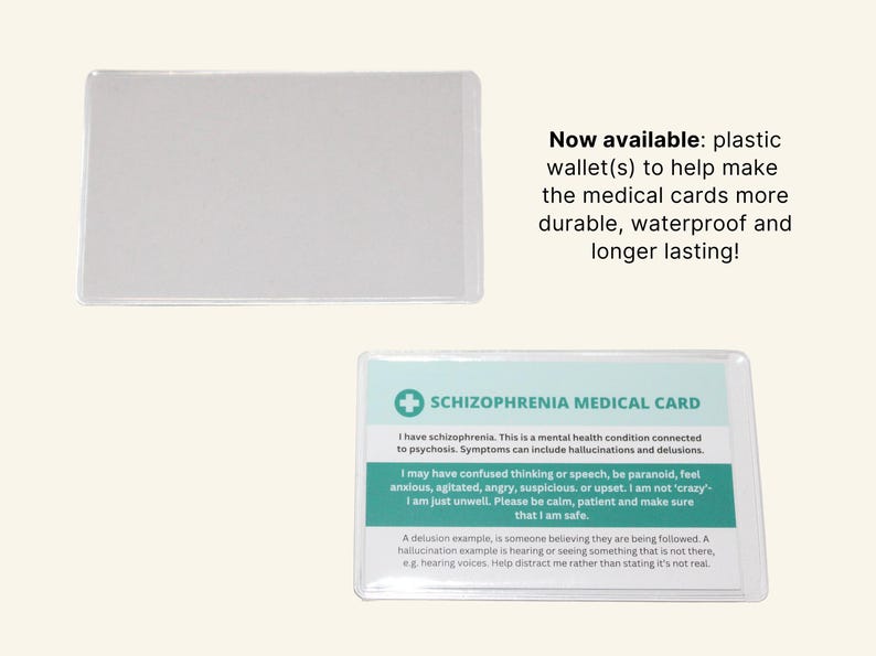 Op de afbeelding: Een plastic portemonnee ontworpen om medische kaarten te beschermen. De portemonnee is transparant en heeft een witte rand. De tekst "SCHIZOPHRENIA MEDICAL CARD" is in het groen gedrukt op de kaart in de portemonnee. De tekst op de kaart legt de symptomen van schizofrenie uit en geeft advies over hoe je iemand met deze aandoening kunt helpen.