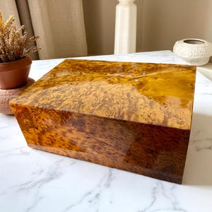 SCHMUCK-HOLZBOX, Marokkanische Wurzelholz-Andenkenbox, Geschnitzte Thuya-Wurzelholz-Andenkenbox, Handgemachte Aufbewahrungsbox, abschließbare Schmuckbox, Luxuriöse glänzende Geschenkbox