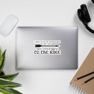 Arrow To The Knee Dark Bubble-Free Sticker J’avais l’habitude d’être un aventurier comme vous, mais ensuite j’ai eu une flèche vers le genou Gamer Gaming RPG Graphic