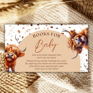 Peut inclure: Carte d'invitation à une baby shower avec le texte "BOOKS FOR Baby". La carte présente des illustrations de vaches des Highlands et des confettis. Le texte demande aux invités d'apporter un livre au lieu d'une carte.