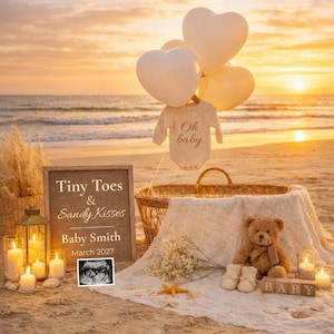 Puede incluir: Escena de playa con un letrero de madera que dice "Tiny Toes & Sandy Kisses" y "Baby Smith March 2027". Un body de bebé con el texto "Oh baby" cuelga de globos en forma de corazón. También hay un osito de peluche, zapatos de bebé y velas.